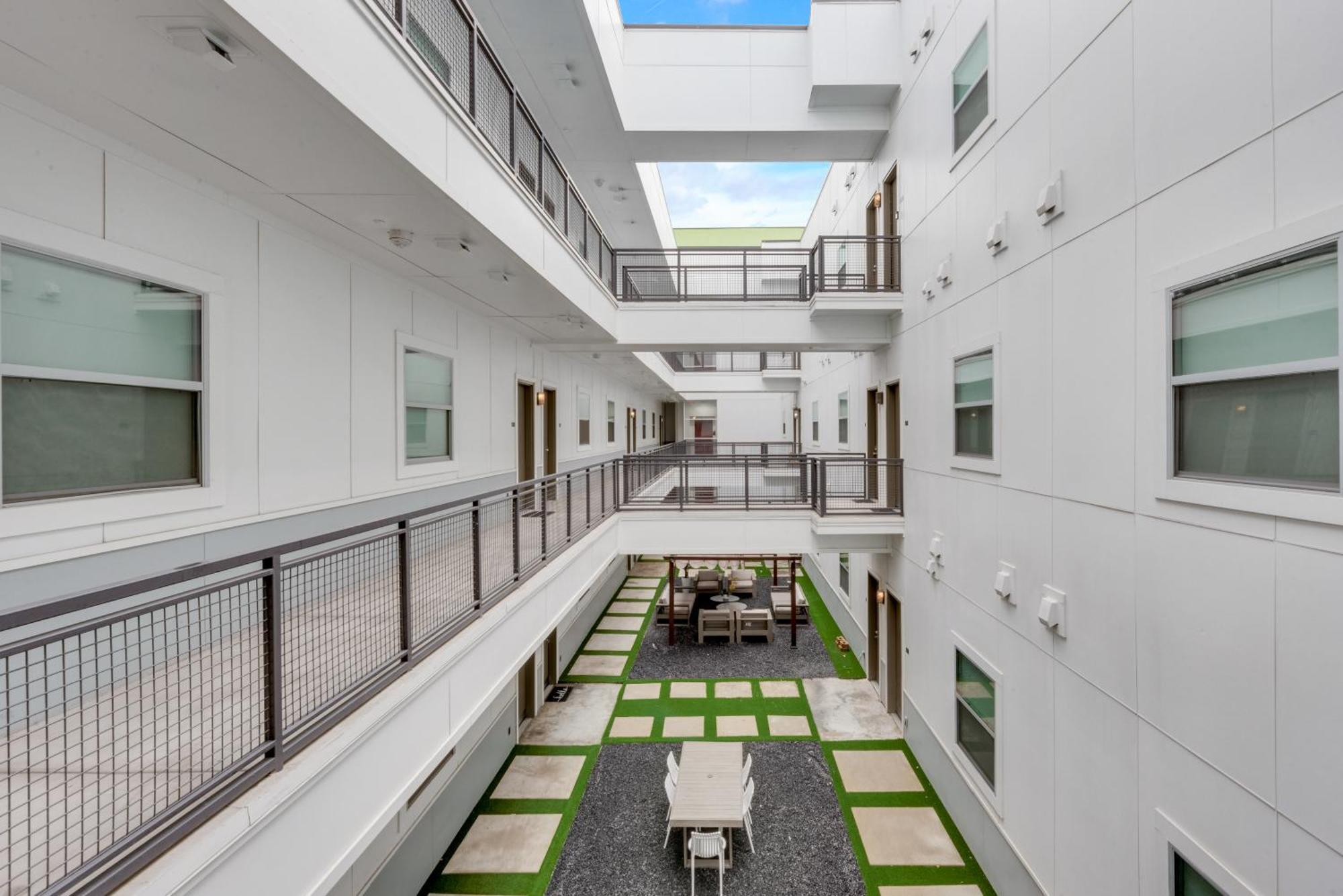 Snappy Loft Style 2Br I Gym I Parking I Workspace دالاس المظهر الخارجي الصورة